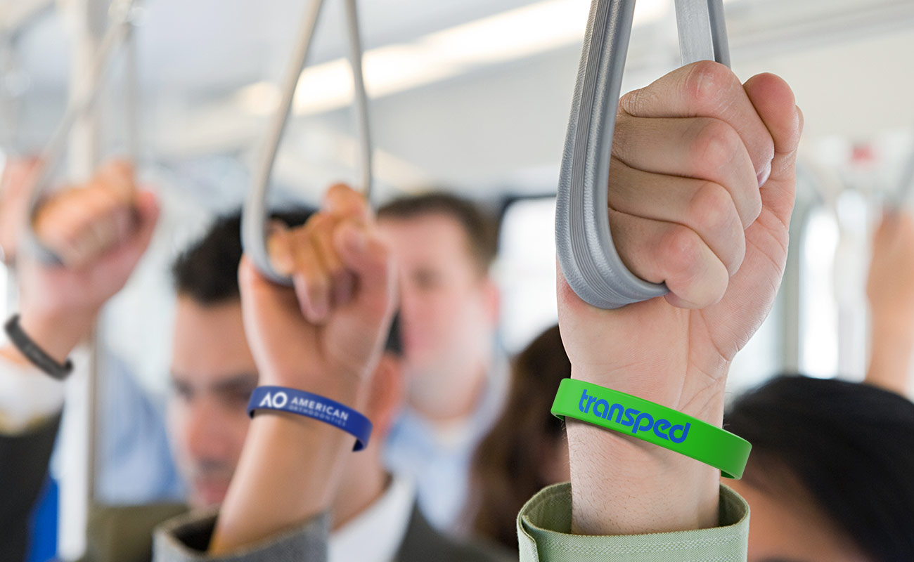 Revo - Personalisierte Silikon-Armbänder mit Logo gallery thumbnail